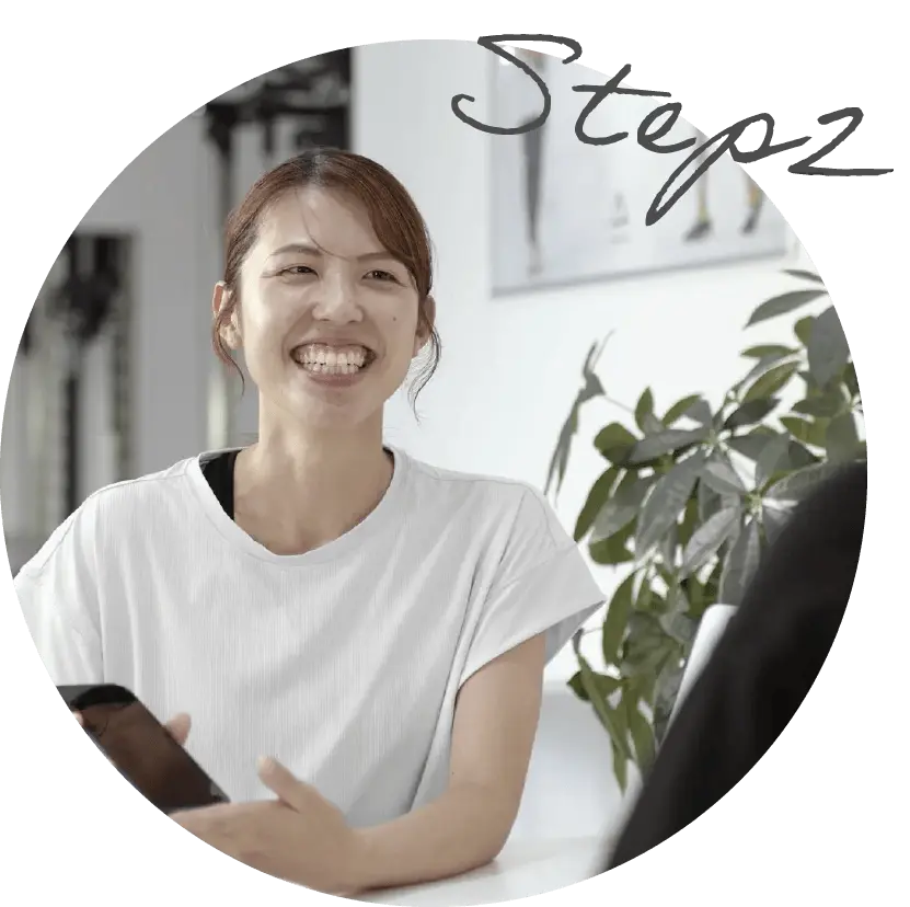 ボナファイドに来店してスタッフとカウンセリングをしている女性