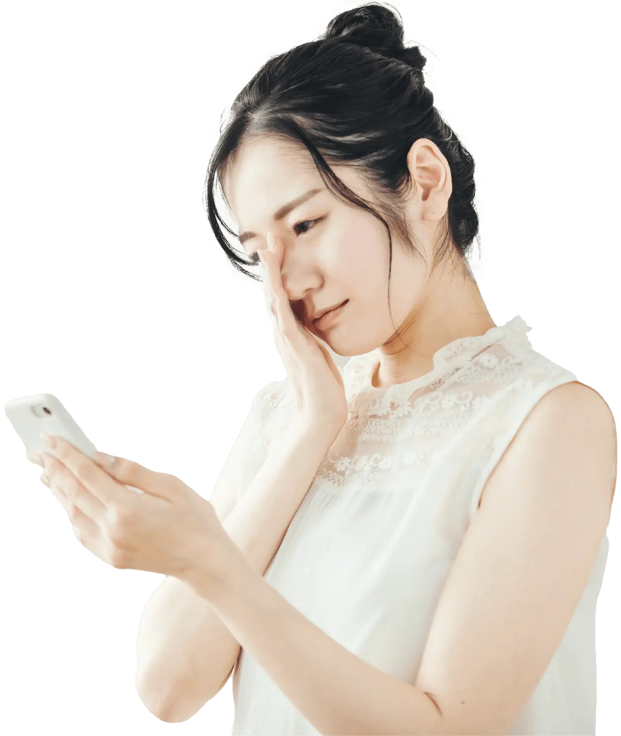 スマートフォンを見ながら悩む女性